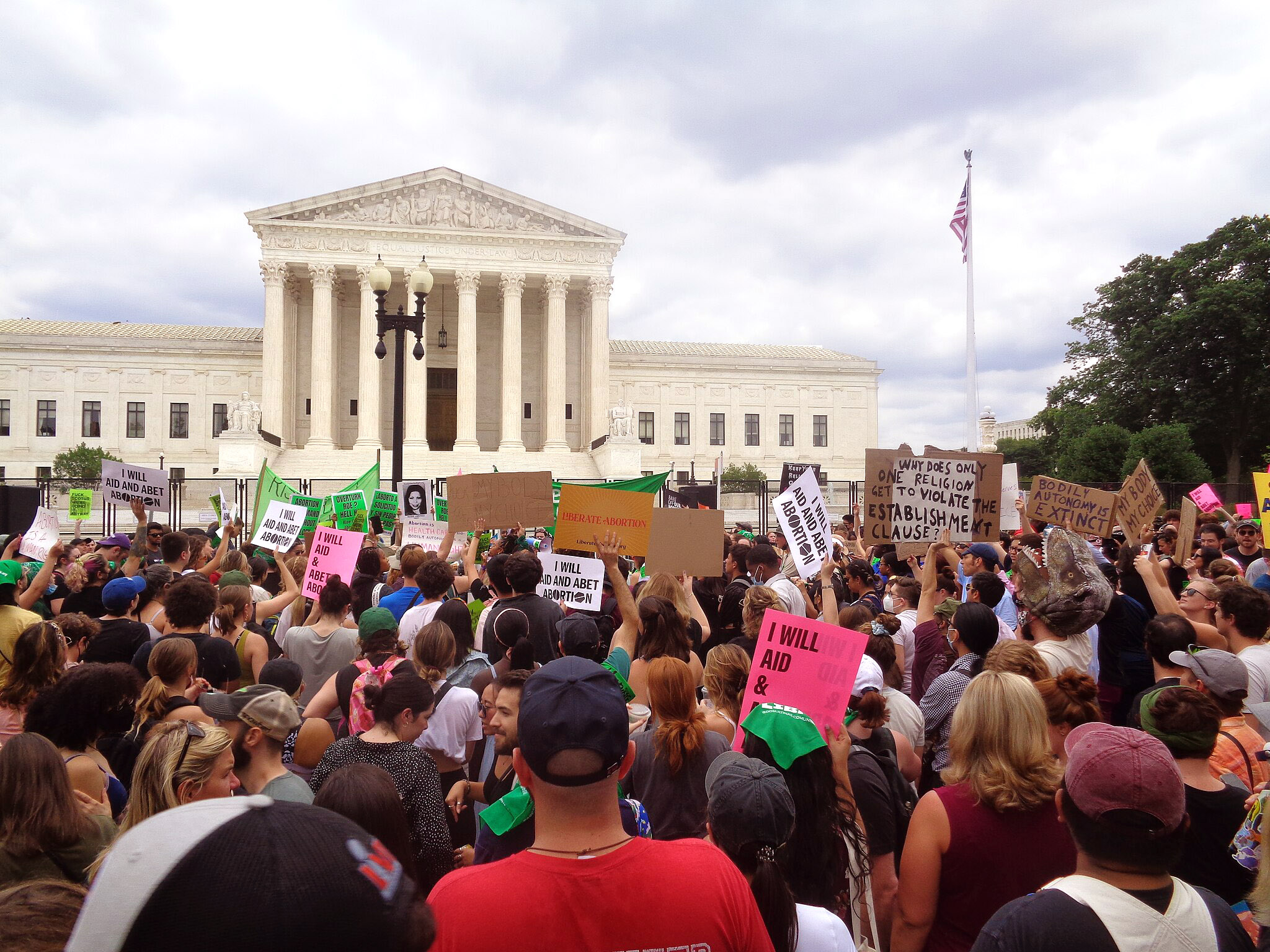 Photo shows large crowd holding signs in favor of abortion facing the Supreme Court building, June 24, 2022. Photo by Fypie/Wikimedia Commons